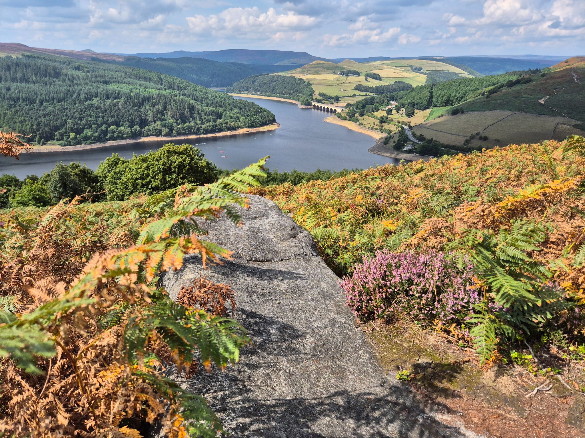 Blick vom Bamford Edge Hiking Trail zum nahe gelegenen Ladybower Reservoir